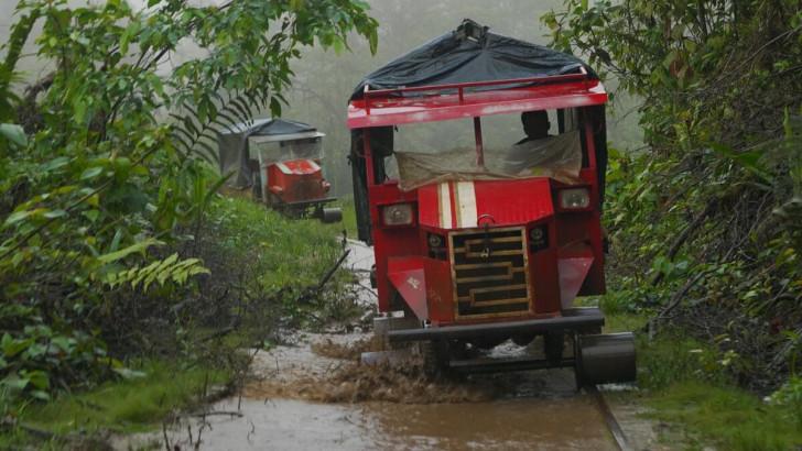 Deux trukis empruntant l'ancienne ligne ferroviaire au milieu de la forêt d'émeraude